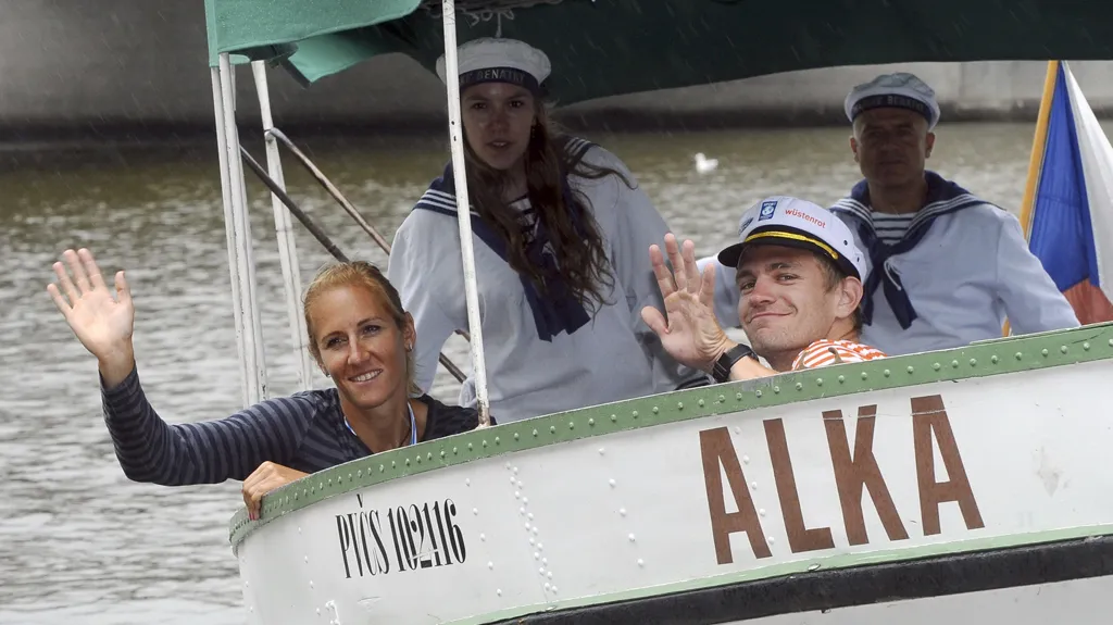 Knapková se Synkem oslavili na Vltavě medaile z mistrovství světa