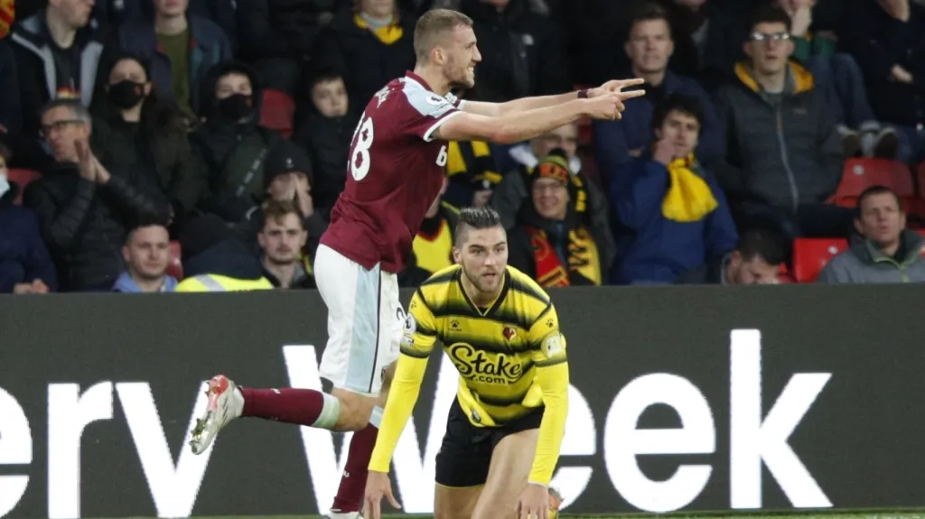 Tomáš Souček z West Hamu oslavuje gól ve Watfordu