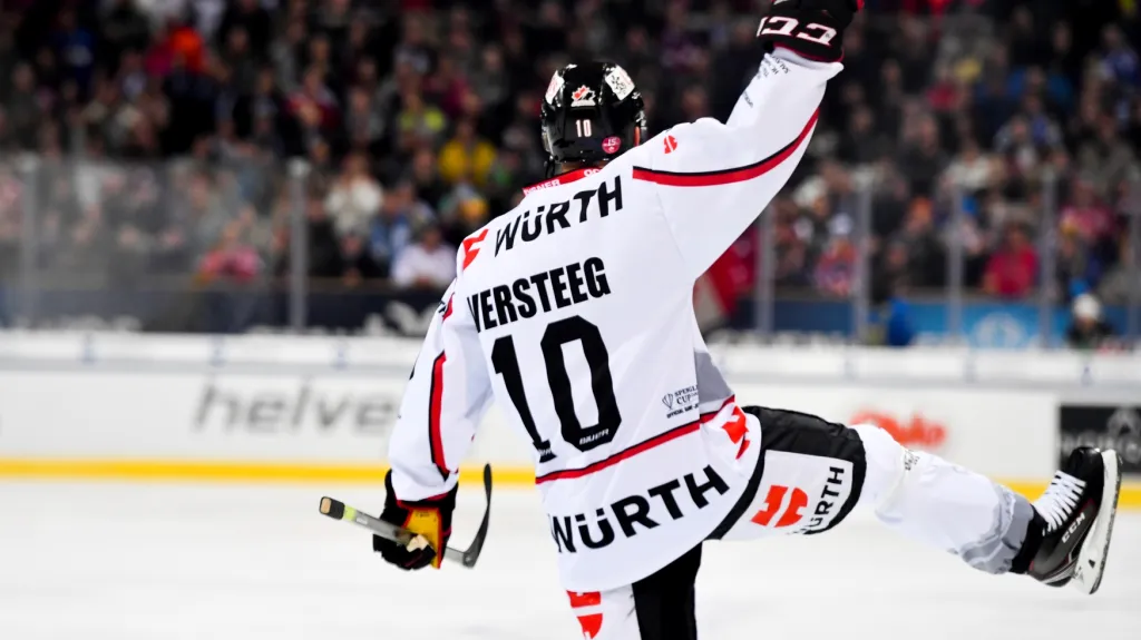 Kris Versteeg oslavuje gól na Spengler Cupu