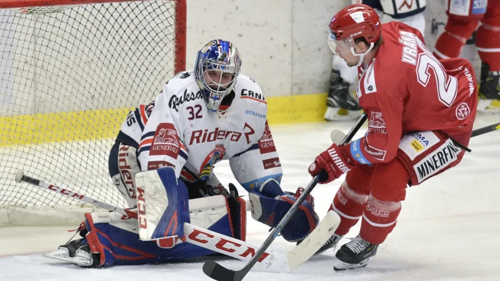 Petr Vrána z Třince překonává Patrika Bartošáka z Vítkovic