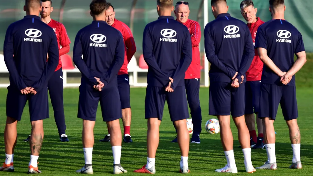 Trenér Jaroslav Šilhavý (první červený zprava) udílí pokyny na tréninku národního týmu