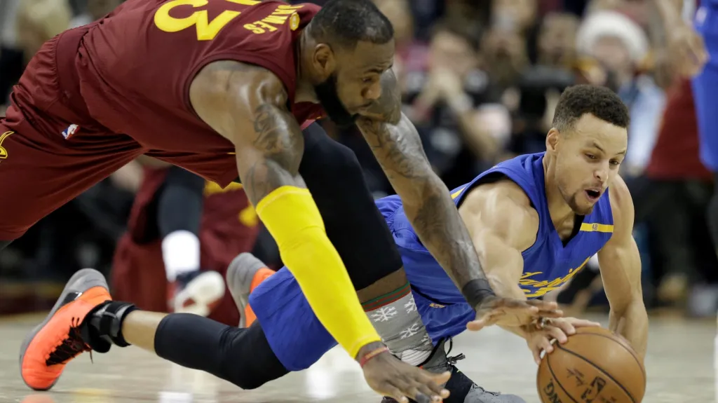 LeBron James a Steph Curry - klíčoví hráči finalistů