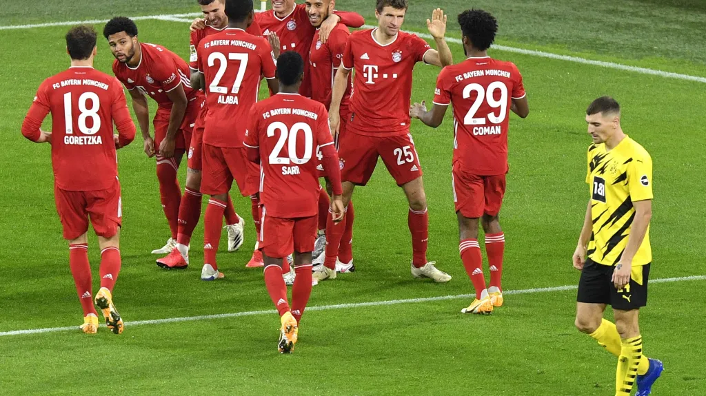 Fotbalisté Bayernu se radují z gólu v Dortmundu