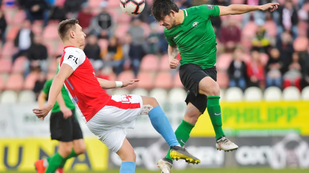 Milan Škoda a hlavičkující Jaroslav Tregler