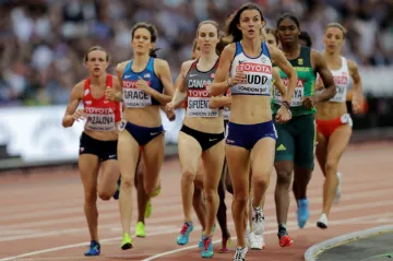 Simona Vrzalová obíhá soupeřky