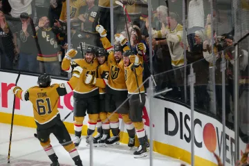 Tomáš Hertl (druhý zprava) se spoluhráči z Vegas se raduje z gólu