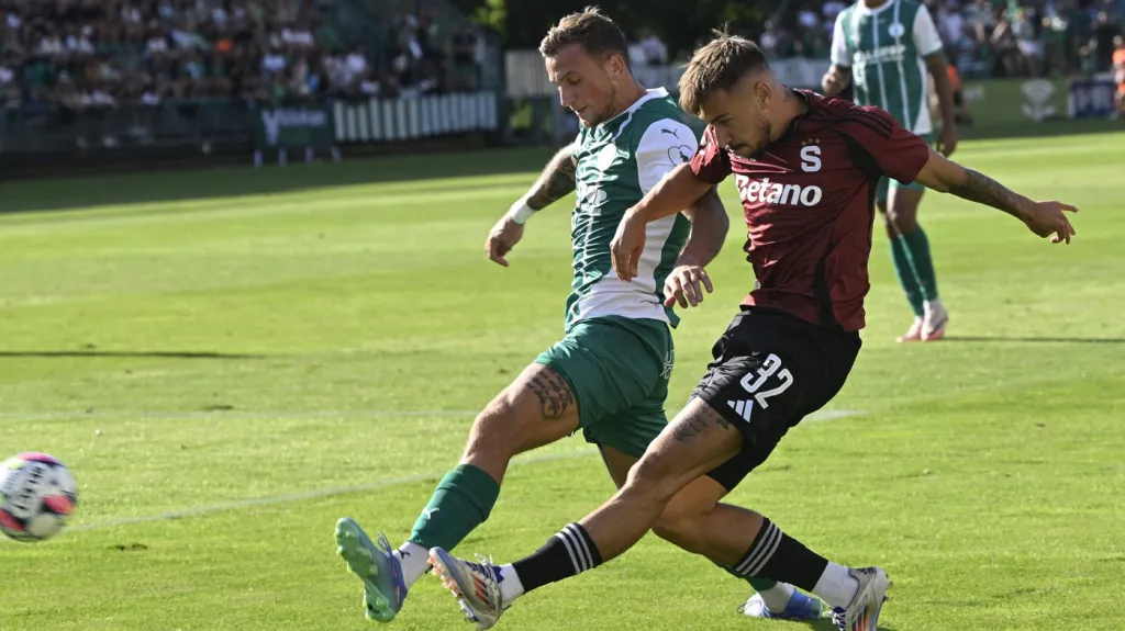 Matěj Ryneš ze Sparty střílí v utkání proti Bohemians