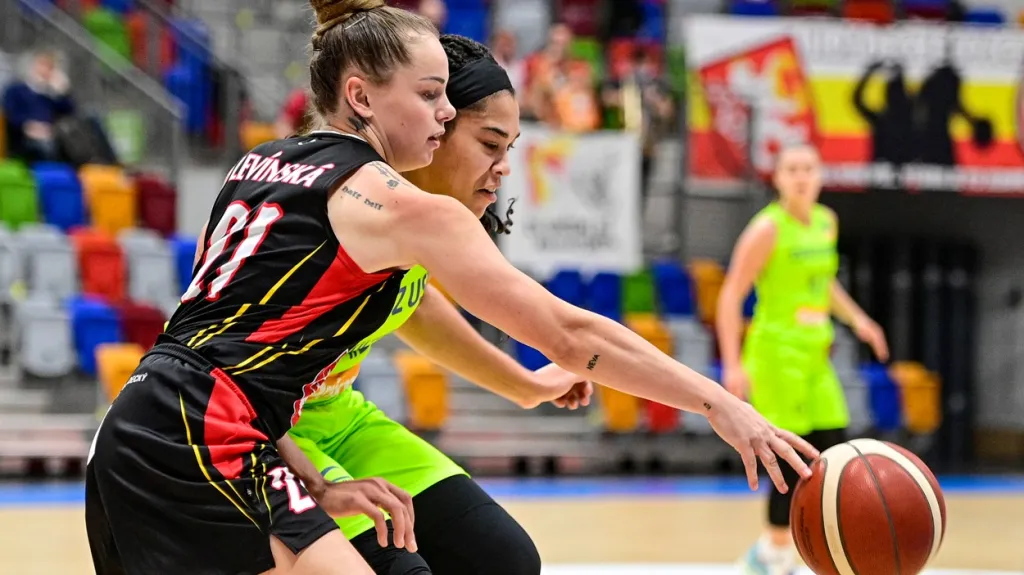 Alžběta Levínská (Hradec Králové) v souboji s Brionnou Jonesovou (ZVVZ USK Praha)