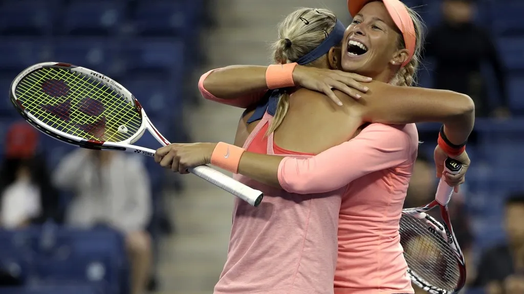 Lucie Hradecká a Andrea Hlaváčková po zápase se sestrami Williamsovými