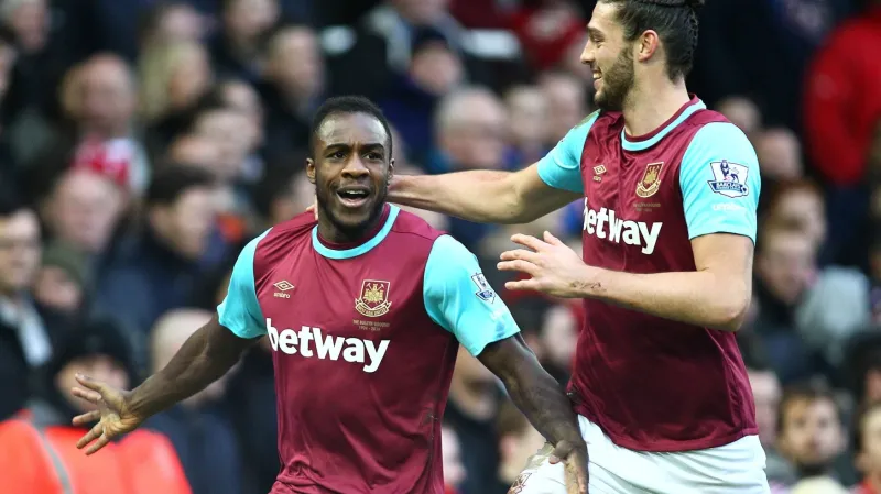 Michail Antonio (vlevo) slaví s Andy Carrollem gól West Hamu