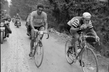 Federico Bahamontes a vedle něj Jacques Anquetil