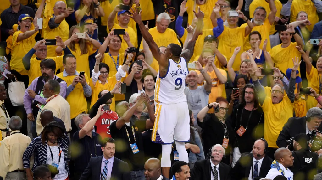 Andre Iguodala z Golden State se raduje s fanoušky z titulu v NBA