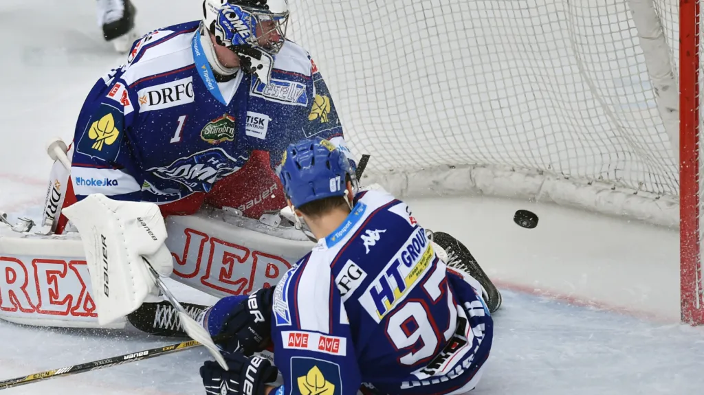 Hokejisté Komety Brno při inkasovaném gólu