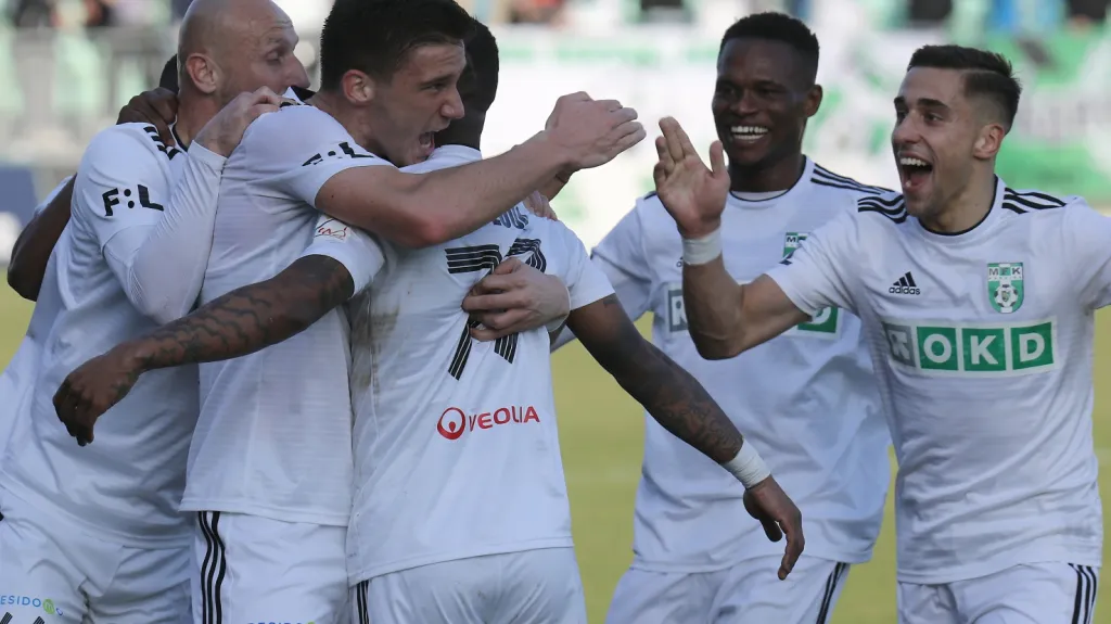 Fotbalisté Karviné se radují z gólu