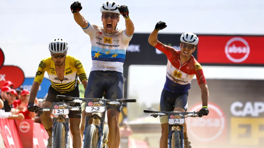 Hans Becking a Wout Alleman se radují z výhry v první etapě Cape Epic