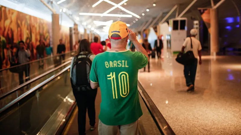 Fotbalový fanoušek na letišti v hlavním městě Brasília