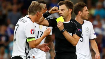 Bastian Schweinsteiger protestuje proti nařízené penaltě