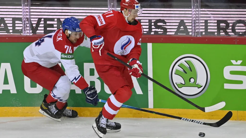 Ondřej Vitásek v souboji s Antonem Burdasovem