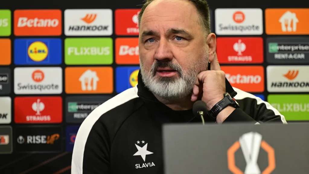 Trenér Slavie Jindřich Trpišovský na tiskové konferenci