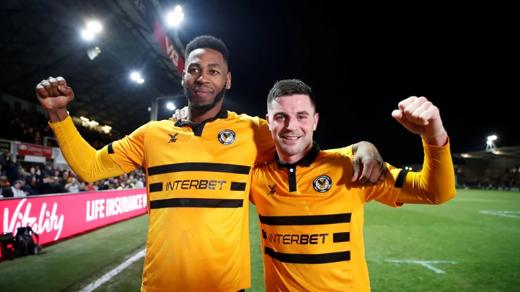 Hráči Newportu se radují z postupu přes Leicester