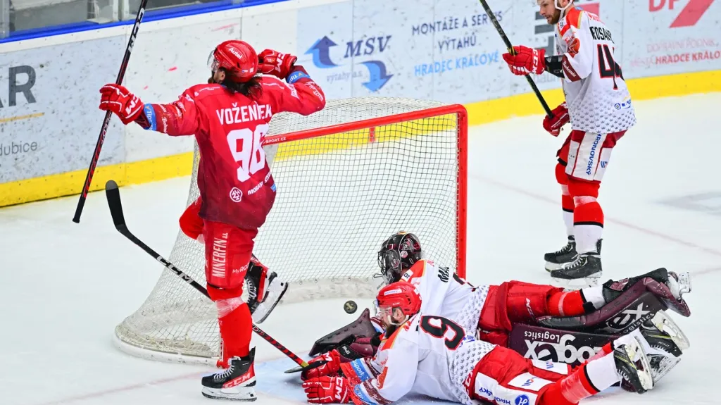 Třinecký Daniel Voženílek střílí vítězný gól do sítě Hradce Králové