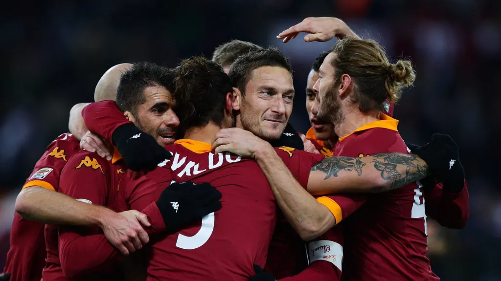 Francesco Totti v objetí spoluhráčů