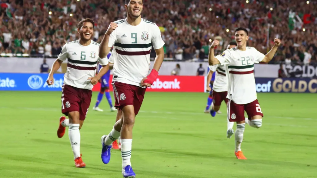 Raúl Jiménez slaví se spoluhráči vítěznou branku