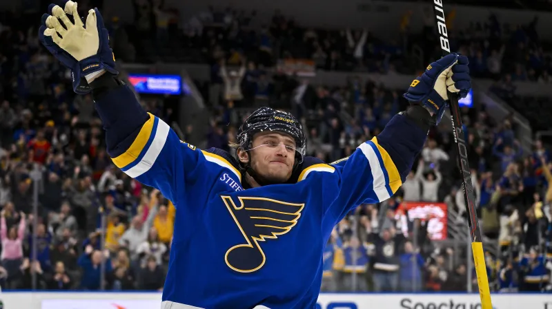 Jakub Vrána ze St. Louis oslavuje gól v NHL