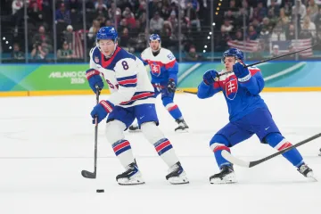 Zach Werenski si kryje puk v semifinále OH proti Slovensku