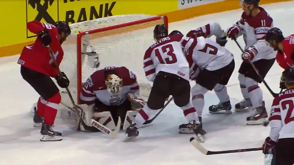 Gól v utkání Švýcarsko - Lotyšsko: Bieber - 1:1 (59. min.)