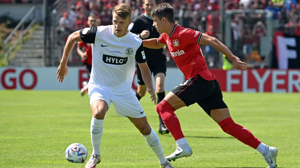 Adam Hložek z Leverkusenu (vpravo) v pohárovém utkání v Elversbergu