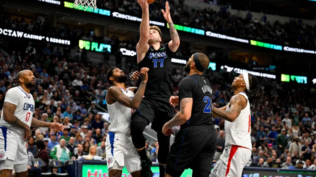Dončič zakončuje přes obranu Clippers