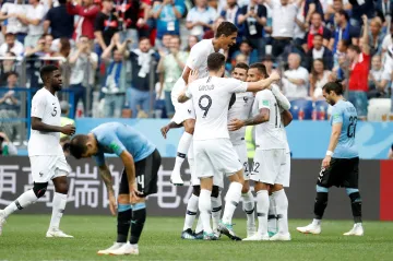 Fotbalisté Francie se radují z gólu v síti Uruguaye