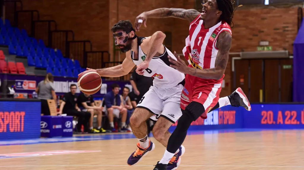 T. J. Dunans z Pardubic (vpravo) v utkání NBL