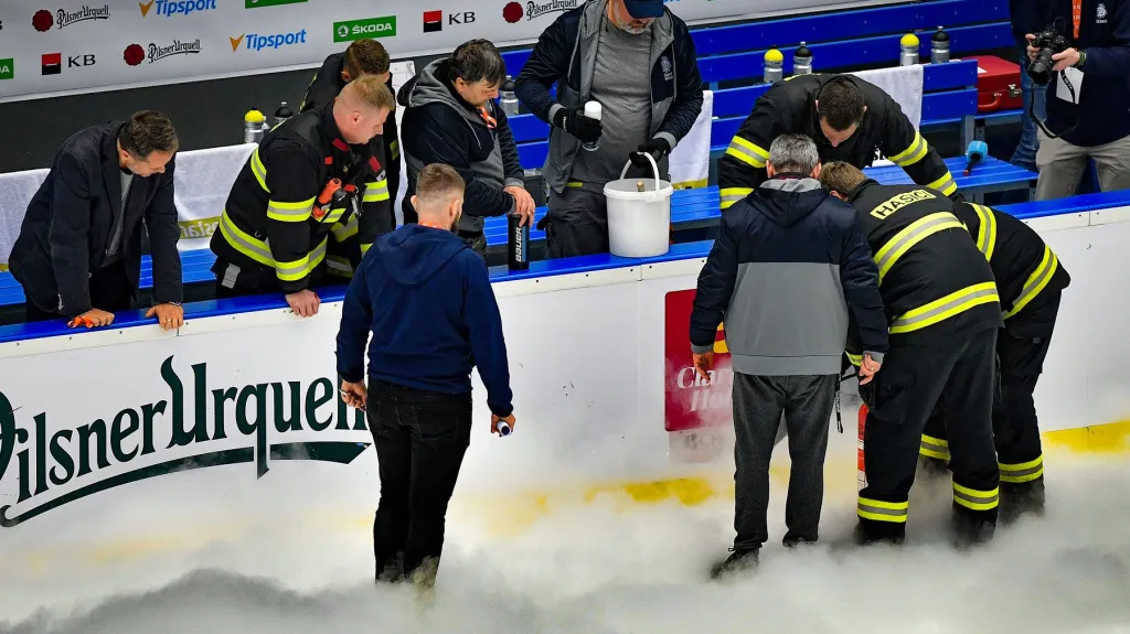 Hasiči pomáhají českobudějovickým ledařům