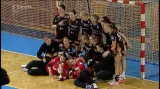 Předání poháru vítězným házenkářkám Mostu s ohlasy po finále