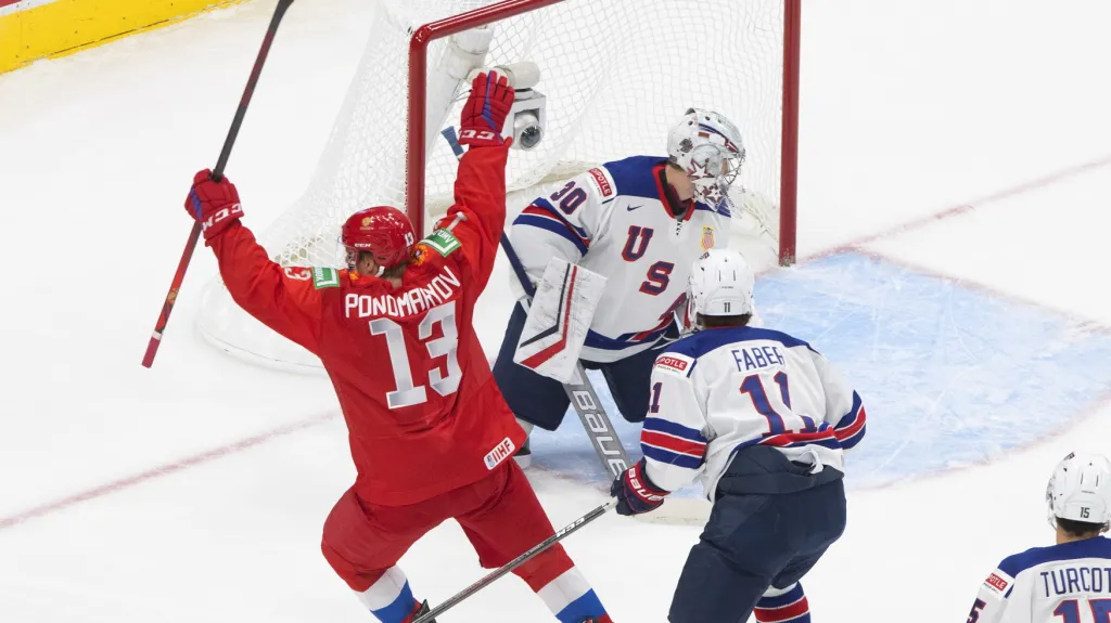 Útočník ruské dvacítky Vasilij Ponomarjov se raduje z gólu v síti USA