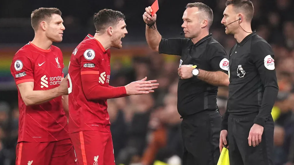 Andrew Robertson se rozčiluje z červené karty