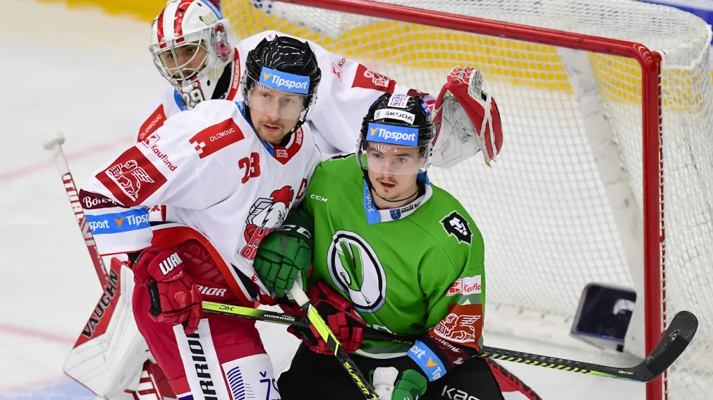 Olomoucký kapitán Jiří Ondrušek v souboji s boleslavským Marisem Bičevskisem