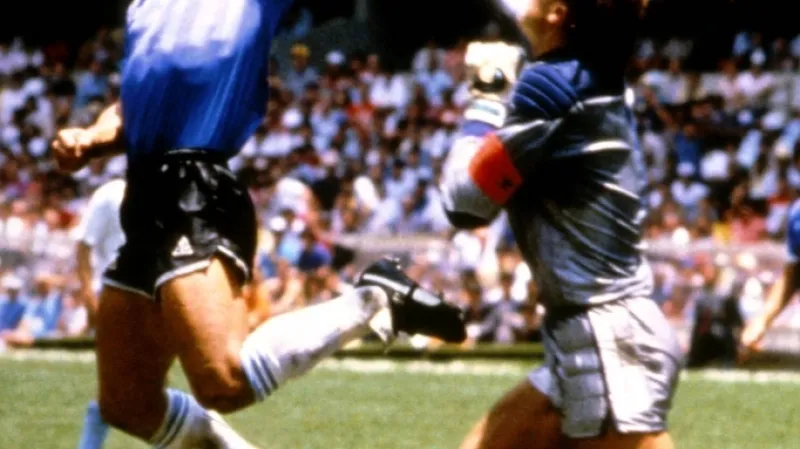 Maradonova ruka v souboji s Peterem Shiltonem