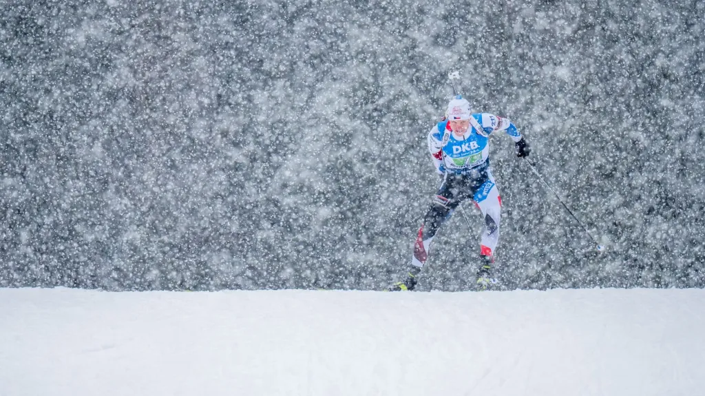 Ondřej Moravec se pral na trati štafety se silným sněžením
