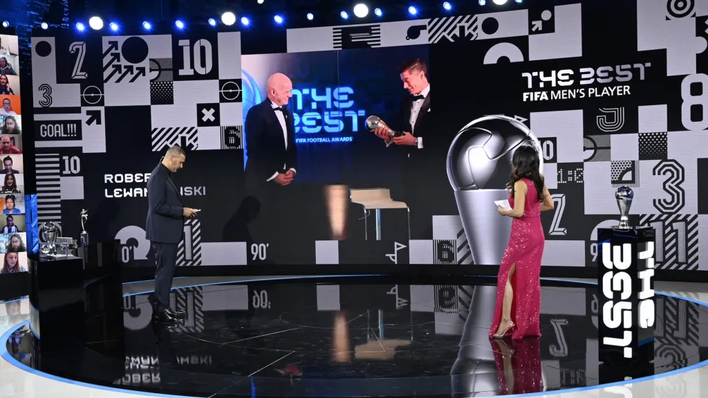 Robert Lewandowski přebírá cenu pro nejlepšího fotbalistu světa podle FIFA