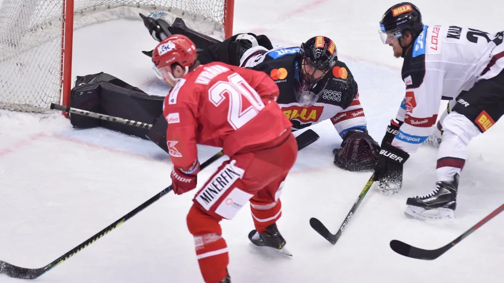 Třinecký Petr Vrána dává gól Spartě