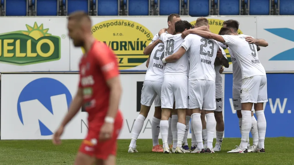 Fotbalisté Slovácka se radují z gólu v síti Brna