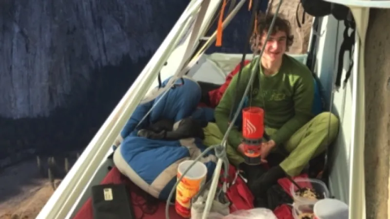 Adam Ondra v závěsném stanu