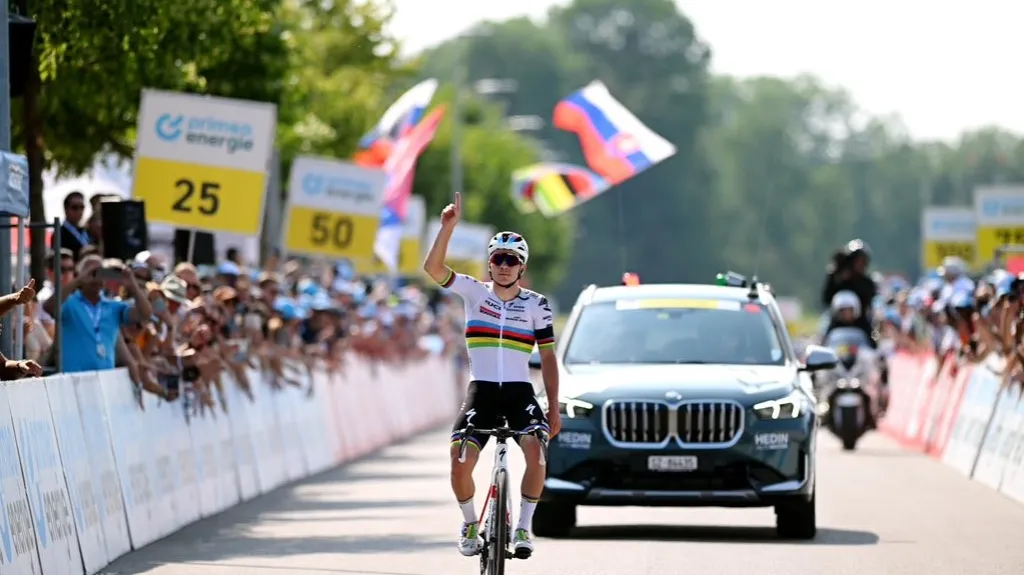 Remco Evenepoel věnuje výhru Ginu Mäderovi