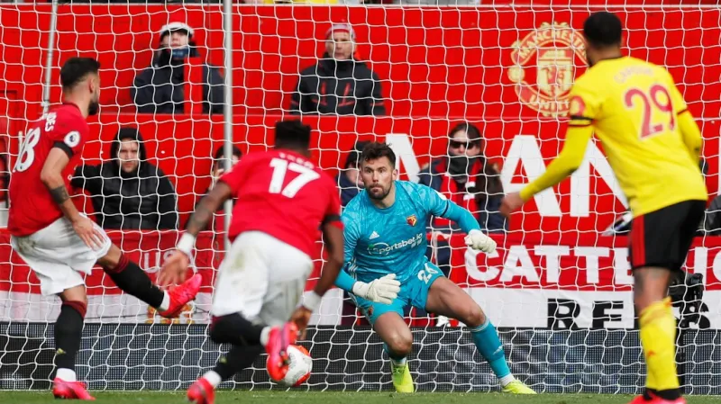 Bruno Fernandes z Manchesteru United střílí gól proti Watfordu