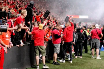 Absolutní šílenství, fanoušci zničili oslavy titulu, hodnotí zahraniční tisk skandální derby