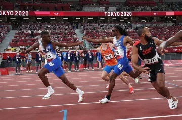 Randolph Ross (s číslem 7 vpravo) během olympijské štafety v Tokiu