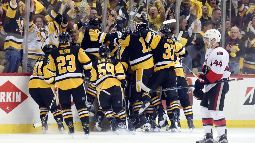 Hokejisté Pittsburghu se radují z postupu přes Ottawu
